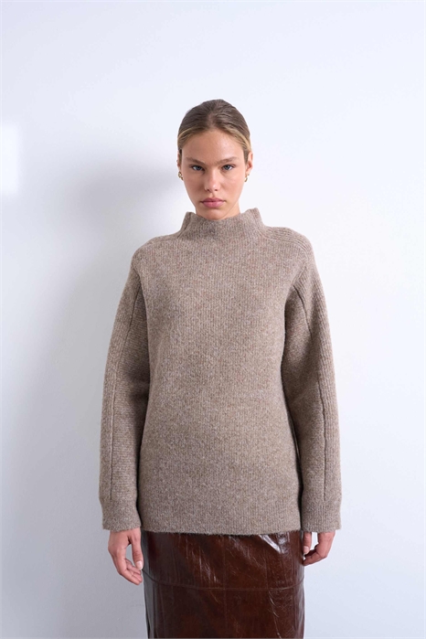 Вязаный свитер оверсайз с высоким воротником артикул 142541742