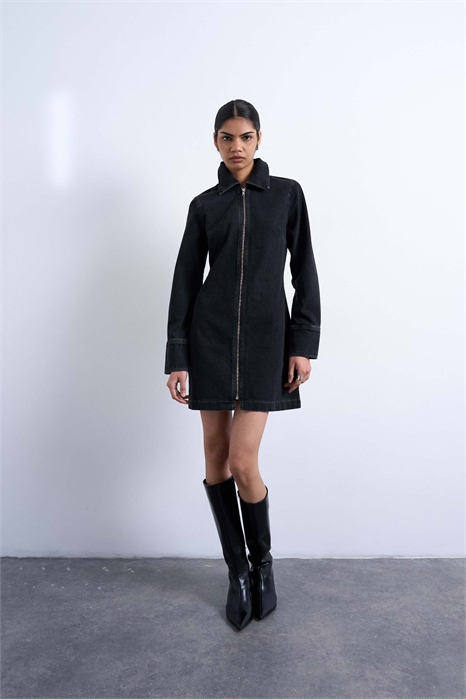 Мини-платье из денима с длинными рукавами и застежкой-молнией артикул 153408295