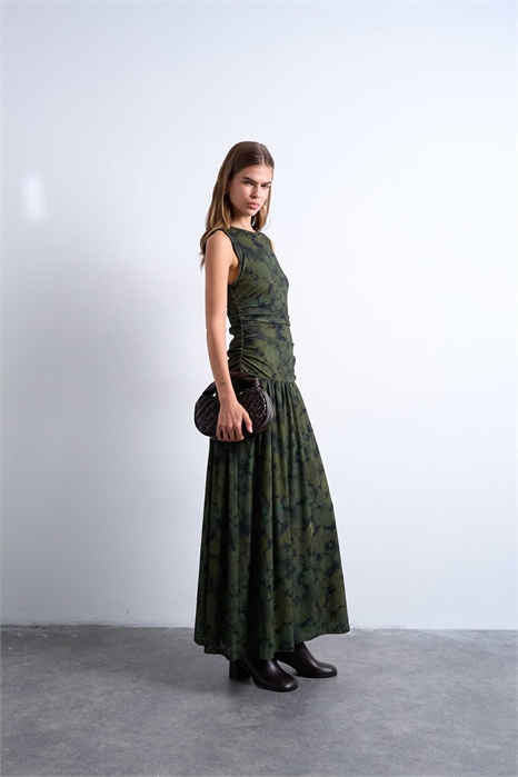 Макси-платье с абстрактным принтом и заниженной талией артикул 151219679