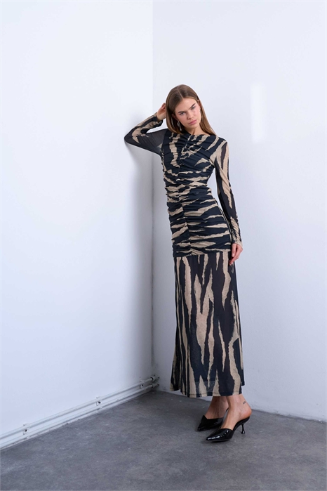 Макси-платье с рюшами спереди и заниженной талией артикул 153284873