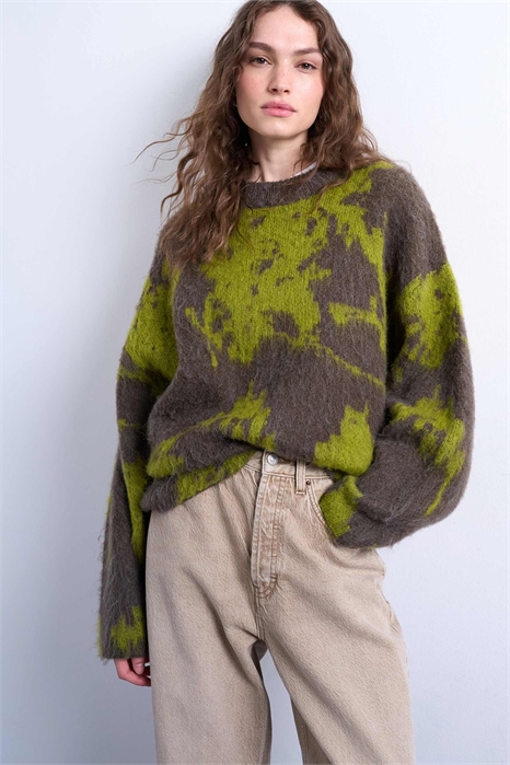 Свитер с нечетким цветочным узором из трикотажа артикул 143754004