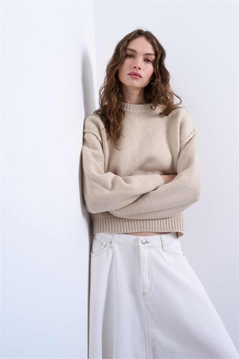 Свитер с широкими рукавами, прямого кроя и средней длиной артикул 142541538