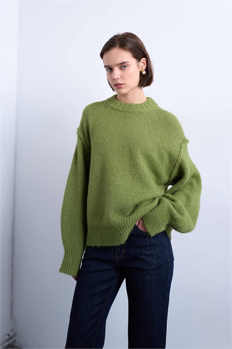 Свитер из шерстяной смеси с пушистой отделкой и открытыми швами артикул 142542024