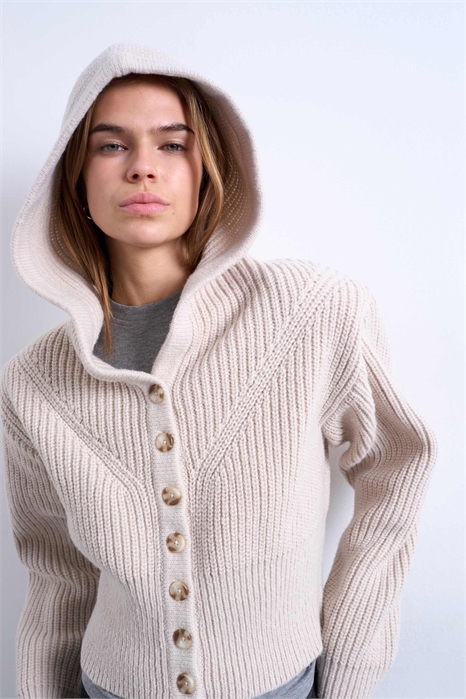 Свитшот с капюшоном, на плечах — уплотнители, на пуговицах артикул 151702647