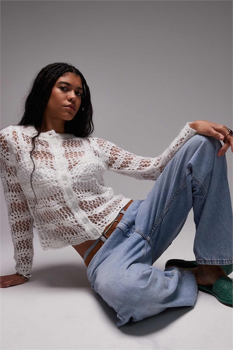 Вязаный кардиган с пуговицами и ажурным узором артикул 140143073