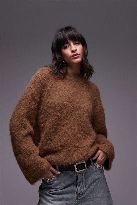 Вязаный очень пушистый свитер свободного кроя артикул 136746687