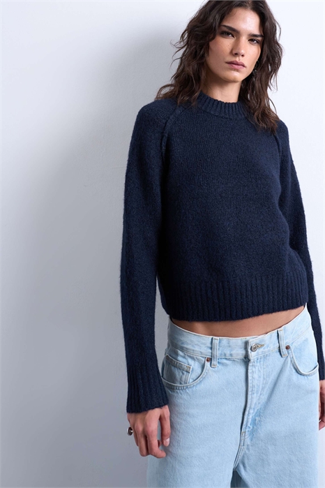 Свитер с рагланными рукавами и открытыми швами артикул 147470868