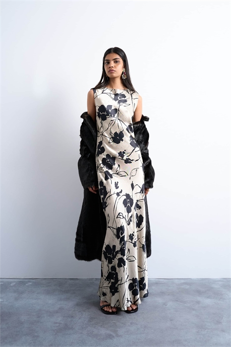 Атласное платье средней длины с открытой спиной артикул 147870119