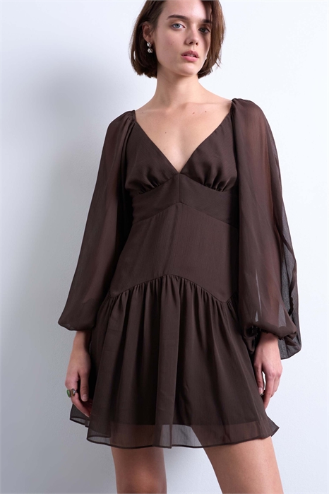 Мини-платье в стиле «ти» с рукавами-буфантами артикул 149998885