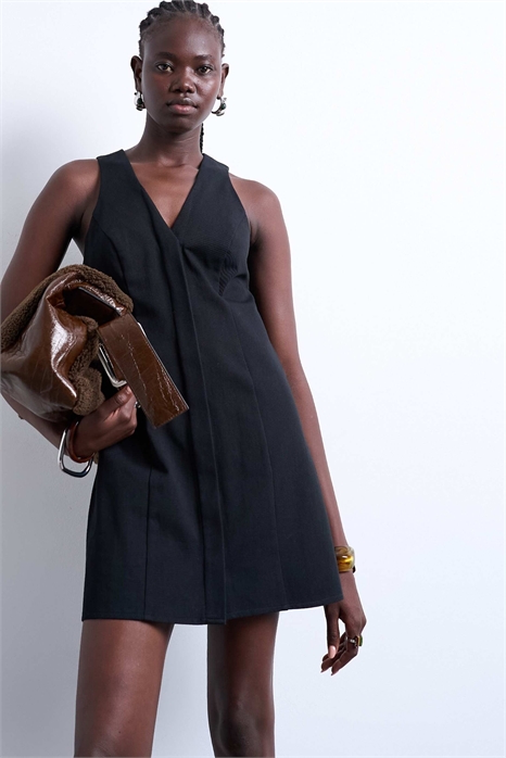 Мини-платье с V-образным вырезом, аккуратной застежкой и четкой посадкой артикул 148001223