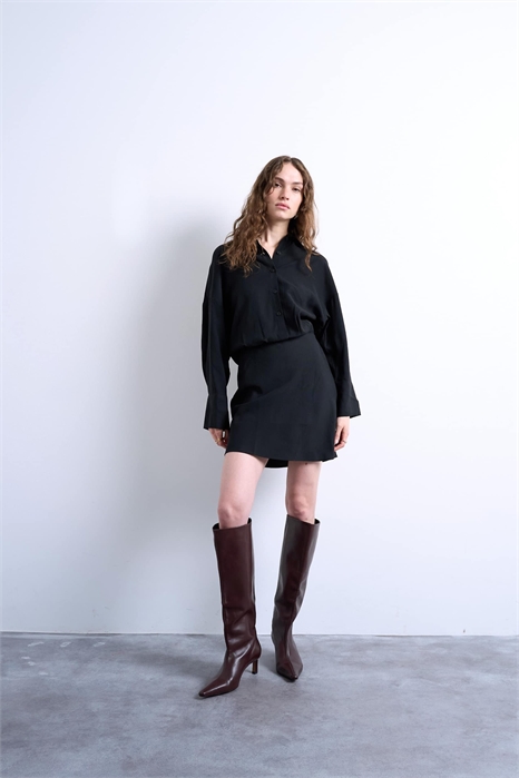 Платье-рубашка с зауженной талией и укороченной длиной артикул 143755828