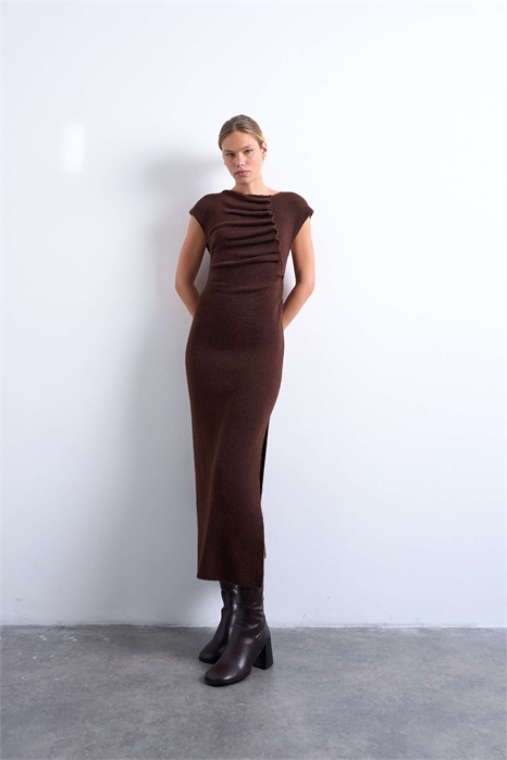 Асимметричное платье из трикотажа с оборками и пуговицами артикул 148953319