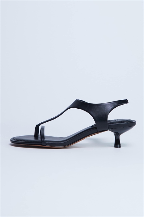 Сандалии-стринги Amber на среднем каблуке артикул 149624998