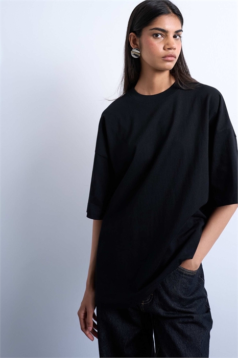 Футболка с заниженными плечами свободного кроя артикул 150005416