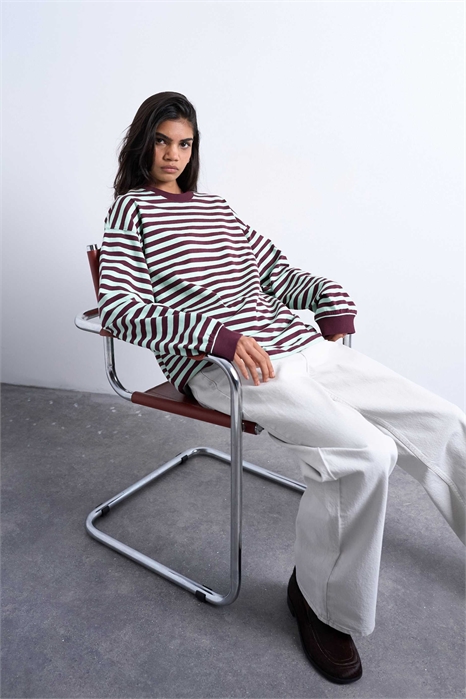 Футболка-скэтер свободного кроя с полосками и длинными рукавами артикул 147562104