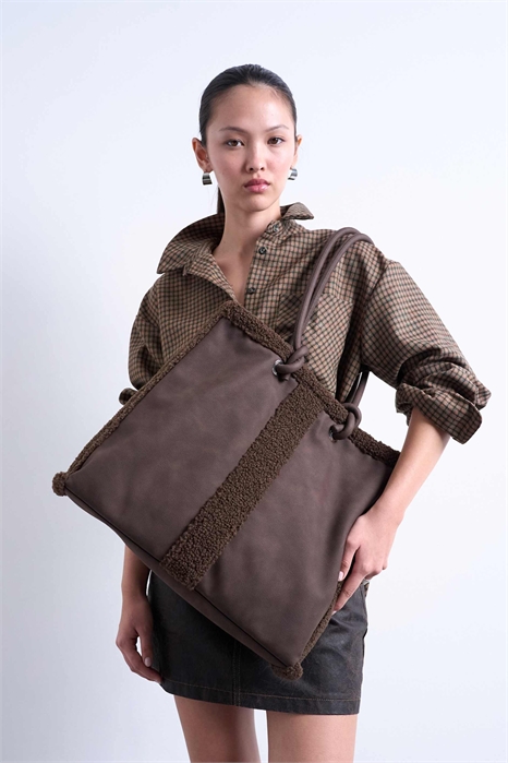 Сумка-тоут из овчины от Tate артикул 148411345