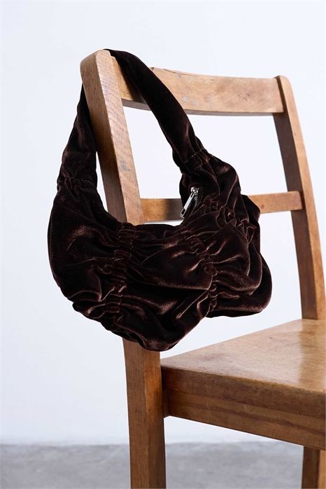 Бархатная сумка через плечо с рюшами от Saphire артикул 148071315