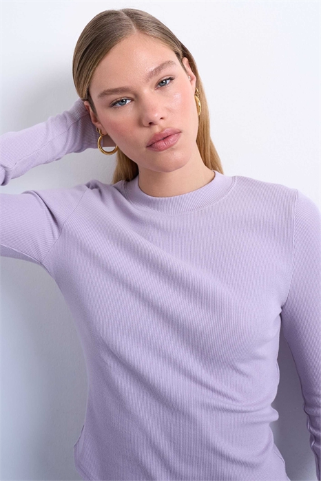 Топ с ребристым рукавом и закругленным низом артикул 149636859