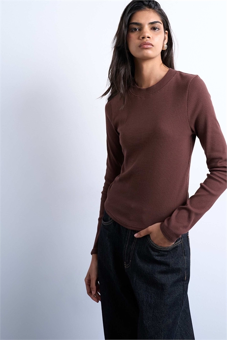 Топ с ребристым рукавом и закругленным низом артикул 147870118