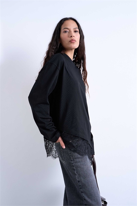 Футболка-скэтер свободного кроя с асимметричной кружевной отделкой артикул 154607401