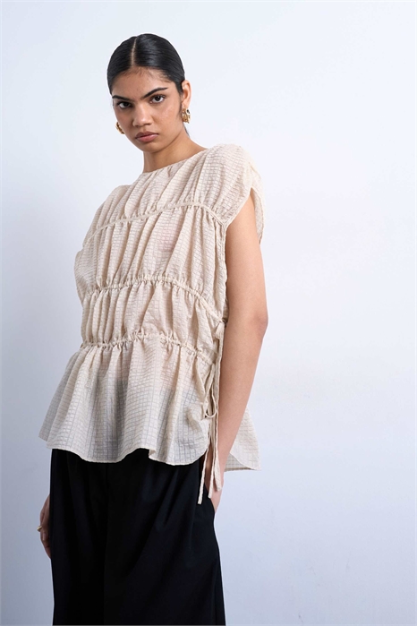 Топ с короткими рукавами, ребристой текстурой и завязками по бокам артикул 149625093