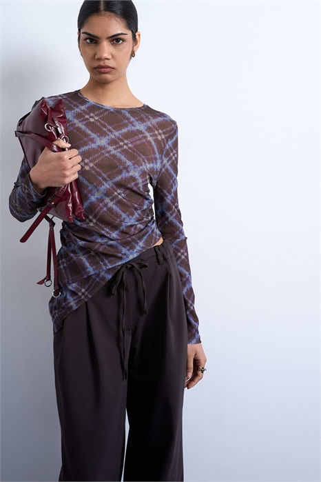 Топ с асимметричным принтом и длинными рукавами артикул 154142358