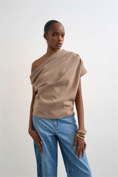 Топ с мягким прикосновением и спущенными плечами артикул 155243608