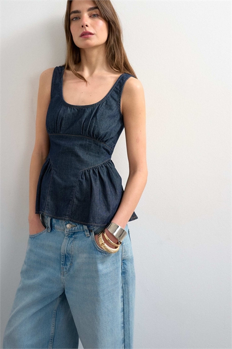Топ из денима с сборками на груди и баской артикул 151448667