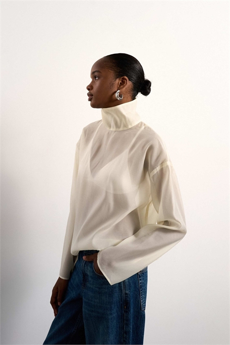 Топ из органзы с воротником-воронкой и длинными рукавами артикул 154083384