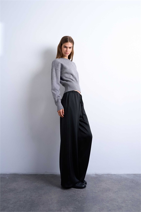 Брюки с широкими брючинами и атласным поясом, украшенные декоративными складками артикул 143825934