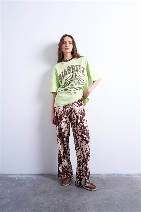 Брюки с абстрактным принтом «под кожу» и плиссировкой артикул 144537472