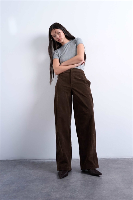 Брюки из искусственной замши с широкими брючинами и декоративными швами артикул 143825924