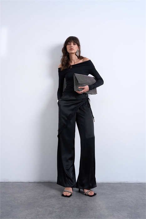 Брюки-кюлоты из атласа с широкими штанинами и кружевом артикул 150431531