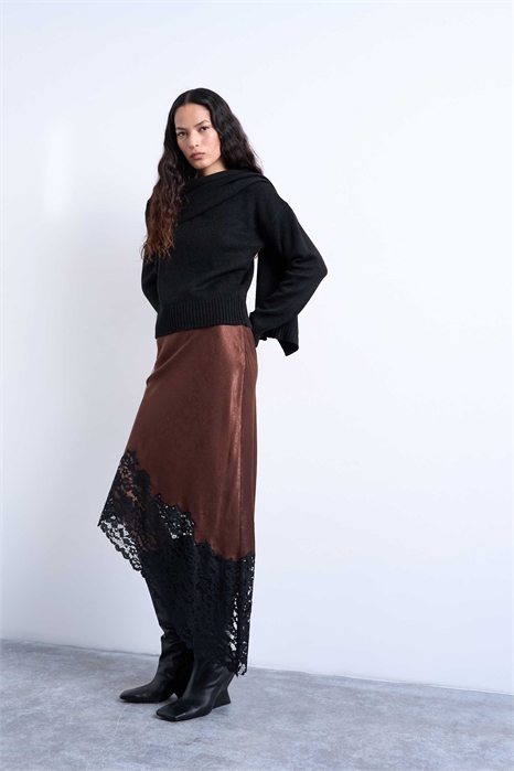 Асимметричная юбка средней длины с атласным и кружевным подолом артикул 153408029