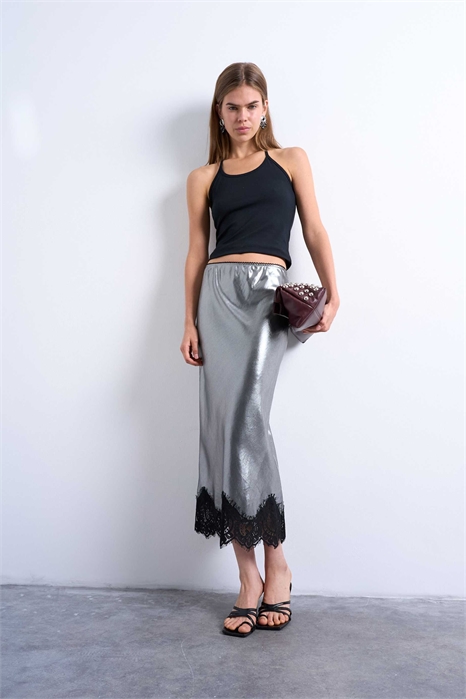Юбка средней длины с металлическим кружевом по подолу артикул 143825440