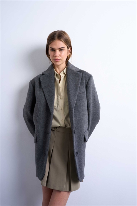 Блейзер с тёмной отделкой и тремя пуговицами артикул 142294142