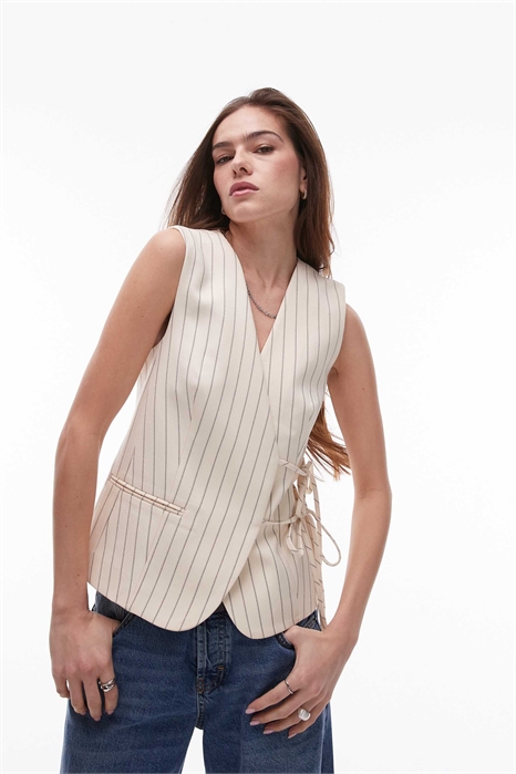 Жилет с боковыми карманами и галстуком в тонкую полоску артикул 140046038