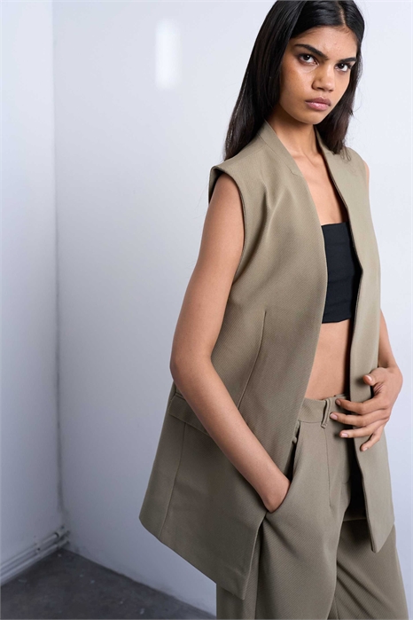 Костюм с жилетом и блейзером без рукавов артикул 138946062
