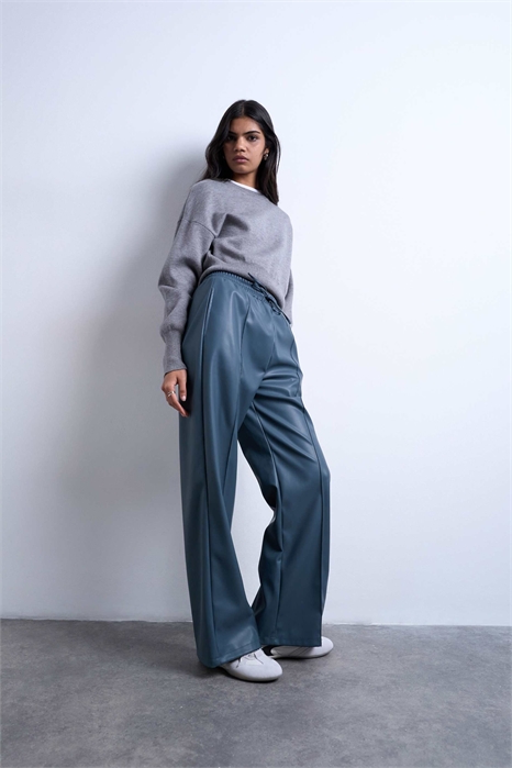 Джоггеры из искусственной кожи с широкими брючинами и декоративными швами артикул 147330694