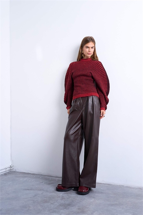 Брюки из искусственной кожи с широкими брючинами и складками, выполненные в классическом стиле артикул 138929586