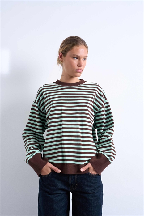 Свитшот с широкими манжетами и крупным узором артикул 148609803