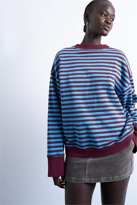 Свитшот с широкими манжетами и крупным узором артикул 148609808