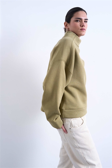 Свитшот с воротником-воронкой и свободным кроем артикул 153112808