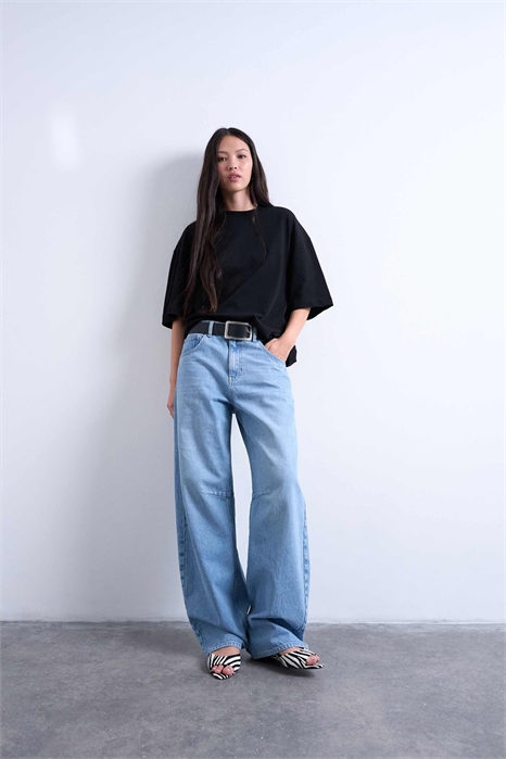 Футболка с заниженными плечами свободного кроя артикул 149384460