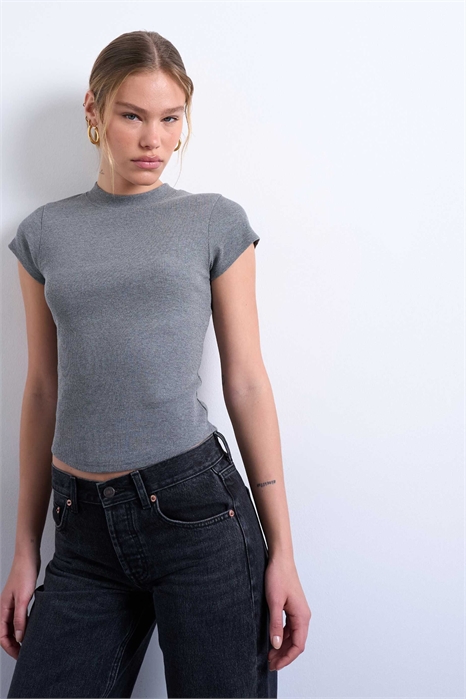 Футболка с облегающим силуэтом и закругленным низом артикул 149637704