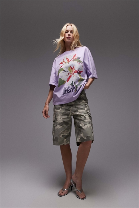 Футболка оверсайз с принтом в виде гибискуса артикул 147900218