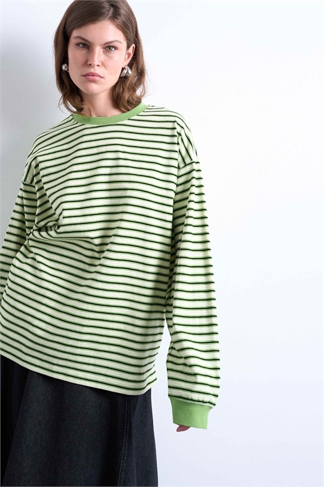 Футболка-скэтер свободного кроя с полосками и длинными рукавами артикул 147562097