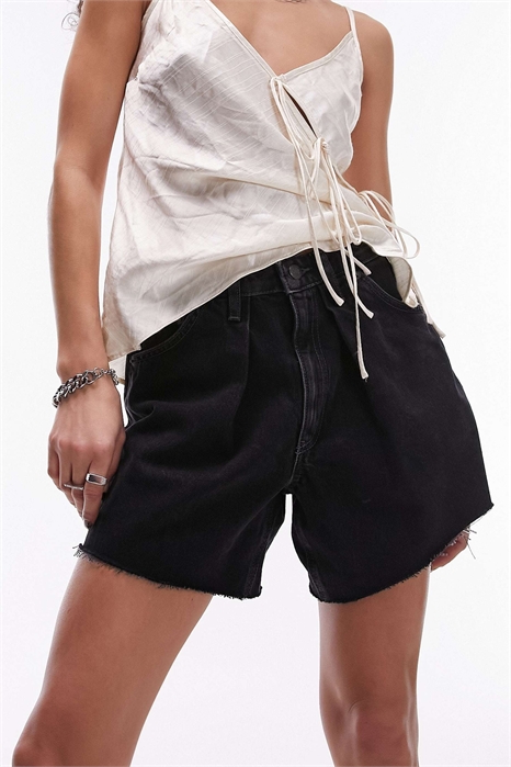 Джинсовые шорты с складками артикул 133483873