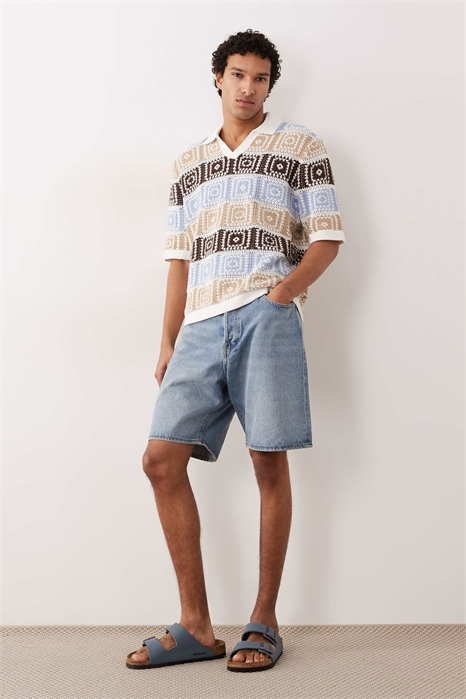 Трикотажная рубашка-поло с разрезом на воротнике и свободным кроем артикул 153808050