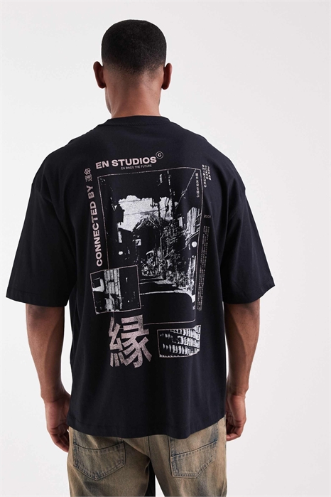 Футболка свободного кроя с сувенирным принтом артикул 156249541